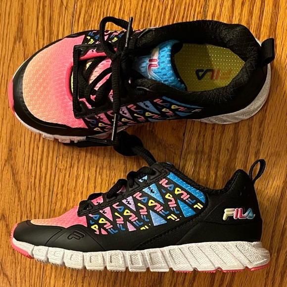 EUC Fila Low Top Sneaker Black